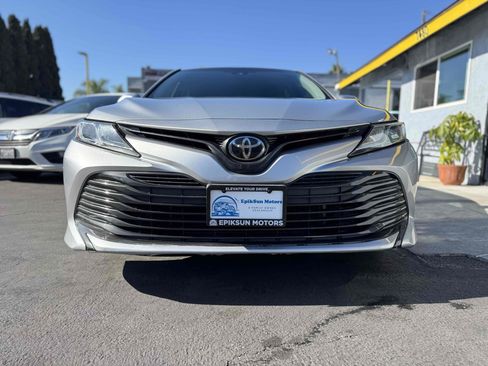 Used 2018 Toyota Camry LE image 2