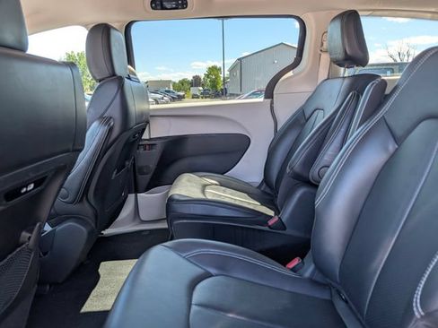 Used 2024 Chrysler Pacifica Limited FWD image 15