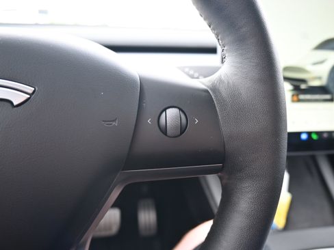 Used 2022 Tesla Model Y Performance AWD/4WD image 19