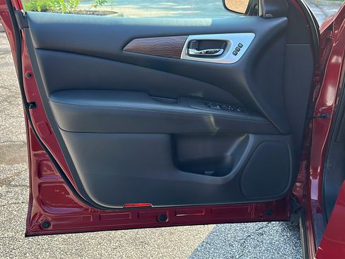 Used 2018 Nissan Pathfinder Platinum AWD/4WD image 16