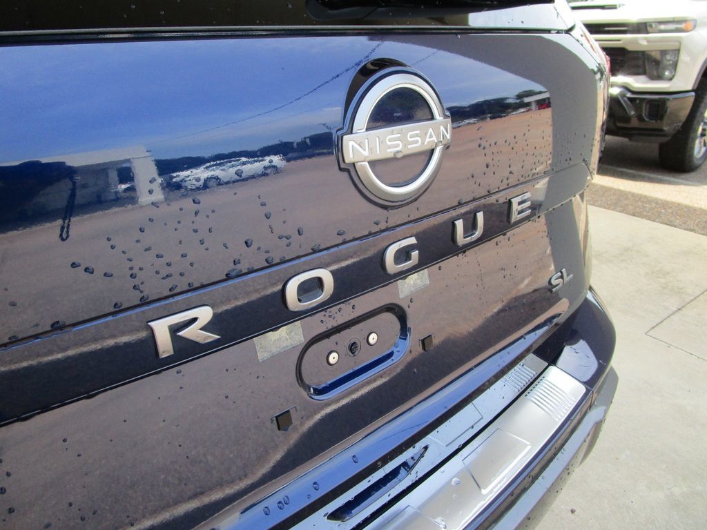 Used 2025 Nissan Rogue SL w/ Tech Package FWD image 13