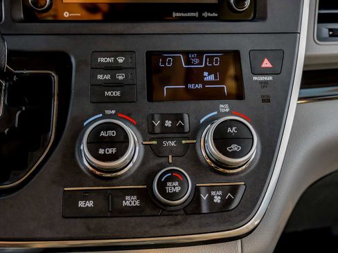 Used 2018 Toyota Sienna XLE image 27