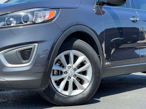 Used 2017 Kia Sorento AWD w/ LX Convenience Package image 2