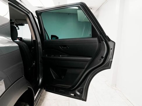 Used 2025 Nissan Pathfinder SV image 18