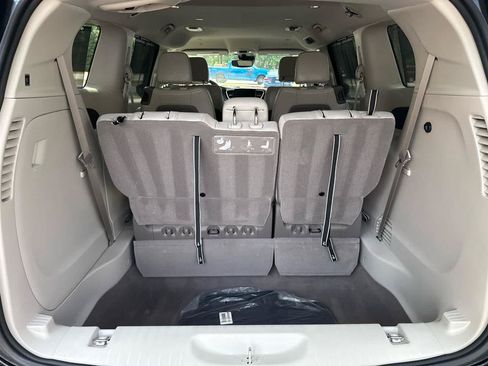 Used 2021 Chrysler Pacifica Touring-L w/ Premium & Safety Sphere Group FWD image 11