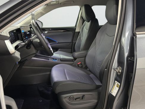 Certified 2025 Volkswagen Tiguan SE FWD image 17