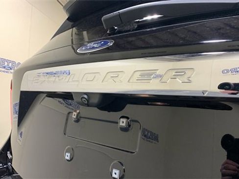 Used 2022 Ford Explorer XLT image 18