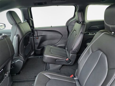 New 2026 Chrysler Pacifica Select w/ S Appearance Package image 32