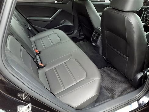 Certified 2021 Volkswagen Passat 2.0T R-Line image 9