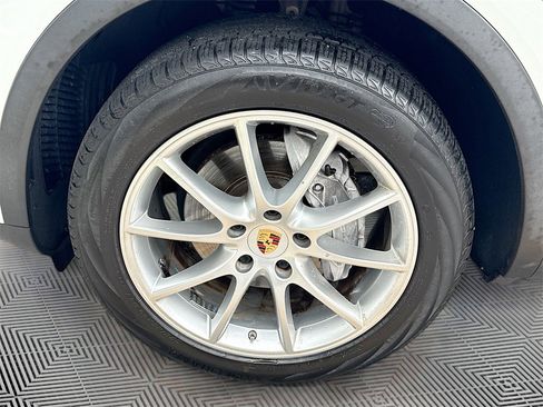 Used 2020 Porsche Cayenne w/ Premium Package image 34