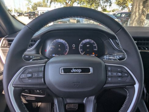 New 2025 Jeep Grand Cherokee L Laredo image 23