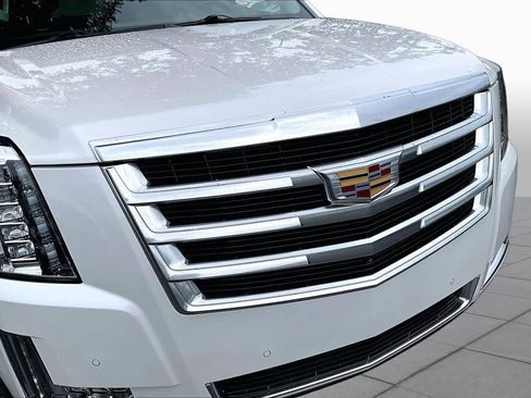 Used 2019 Cadillac Escalade ESV Luxury AWD/4WD image 29
