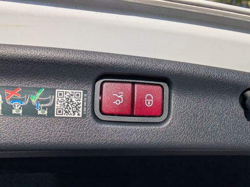 Used 2024 Mercedes-Benz C 300 Sedan image 13