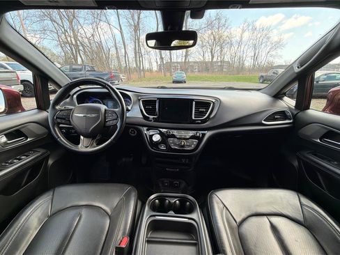 Used 2019 Chrysler Pacifica Touring-L w/ S Appearance Package FWD image 31