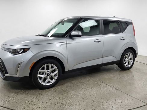 Used 2025 Kia Soul LX w/ LX Technology Package FWD image 3