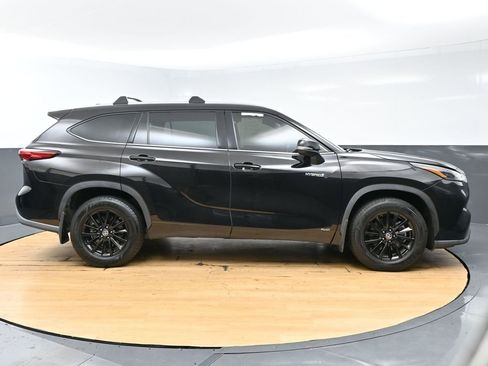 Used 2021 Toyota Highlander XLE AWD/4WD image 8