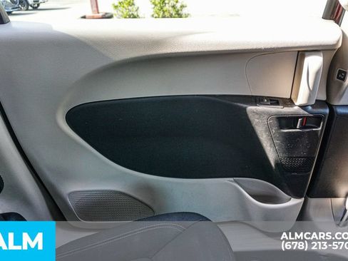 Used 2022 Chrysler Voyager LX FWD image 33