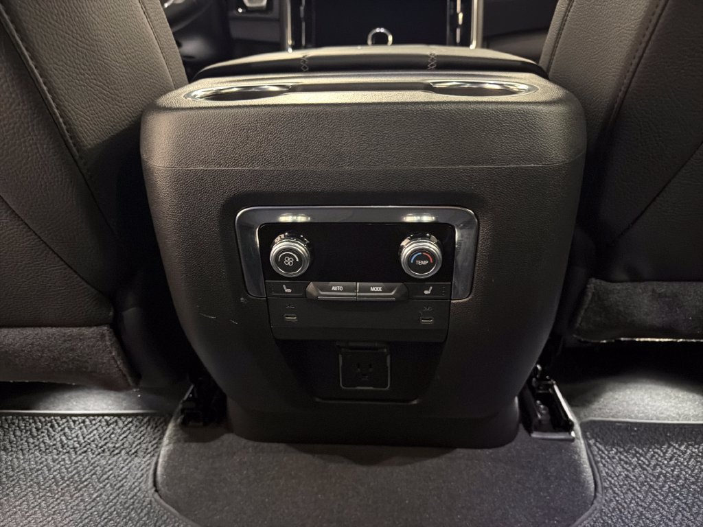 Used 2026 GMC Yukon Denali w/ Sun & Power Step Package AWD/4WD image 16