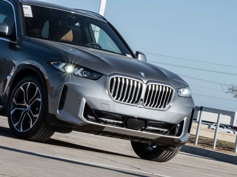 New 2026 BMW X5 xDrive50e image 3