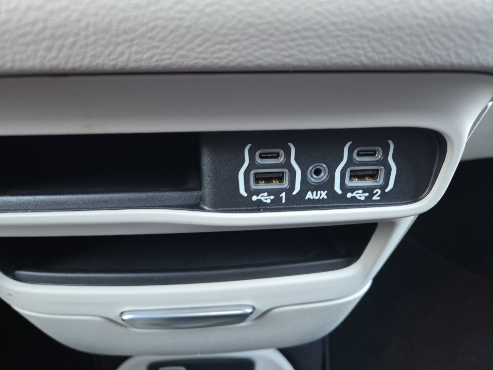 Used 2023 Chrysler Pacifica Touring-L FWD image 19