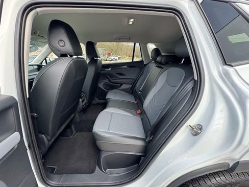 Used 2025 Volkswagen Tiguan SE image 9