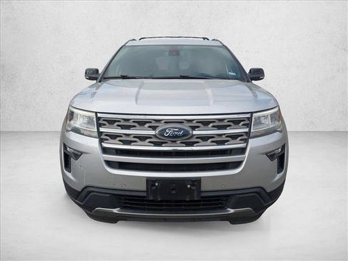 Used 2018 Ford Explorer XLT w/ Equipment Group 202A FWD image 2