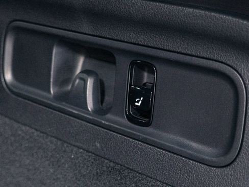 Used 2025 Mercedes-Benz GLC 300 4MATIC image 32