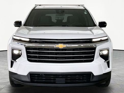 Used 2024 Chevrolet Traverse LT image 2