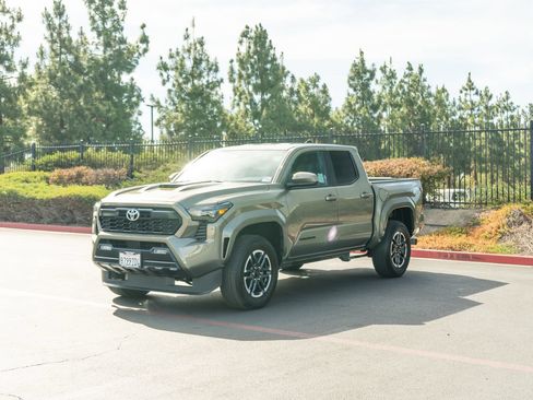 Certified 2025 Toyota Tacoma TRD Sport AWD/4WD image 5