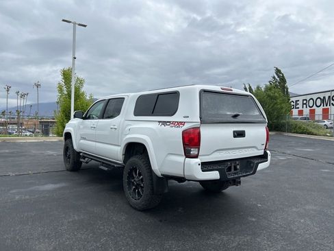 Used 2017 Toyota Tacoma TRD Sport AWD/4WD image 6