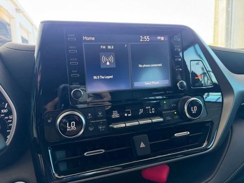 Used 2021 Toyota Highlander XLE FWD image 4