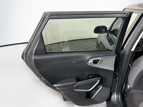 Used 2025 Kia Soul LX w/ LX Technology Package FWD image 25