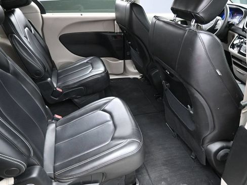Used 2023 Chrysler Pacifica Touring-L FWD image 33