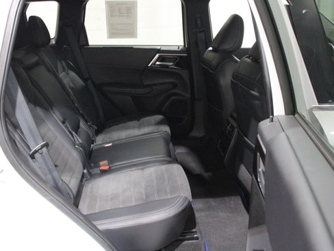 Used 2024 Mitsubishi Outlander 4WD Plug-In Hybrid image 28