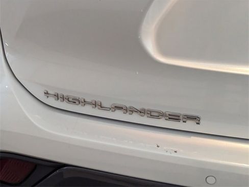 Used 2023 Toyota Highlander L image 12