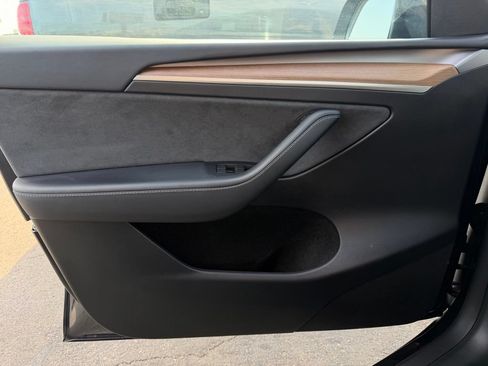 Used 2024 Tesla Model Y Long Range AWD/4WD image 19