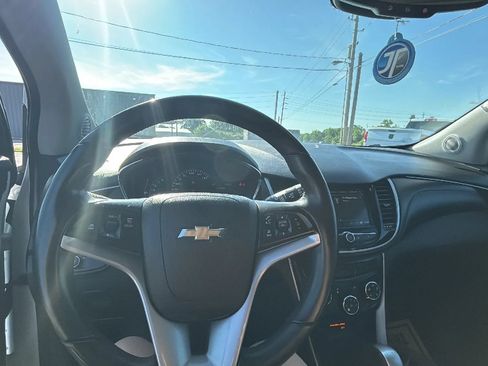 Used 2018 Chevrolet Trax LT w/ Sun & Sound Package FWD image 25