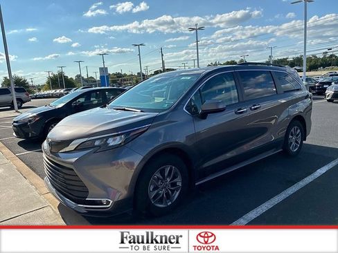 Used 2024 Toyota Sienna XLE AWD/4WD image 16