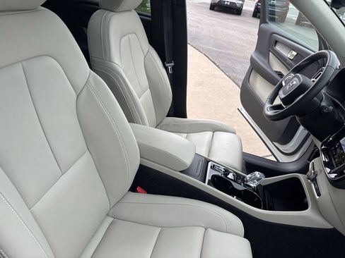 Certified 2026 Volvo XC40 B5 Plus AWD/4WD image 32