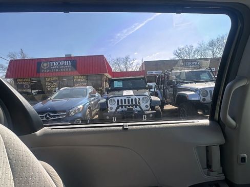 Used 2019 Toyota Sienna LE w/ LE Preferred Package image 18