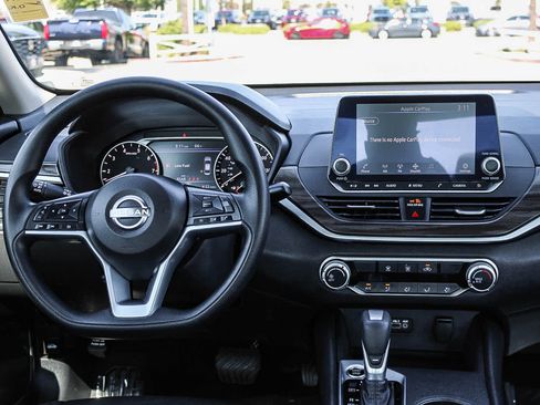 Used 2025 Nissan Altima 2.5 SV FWD image 13
