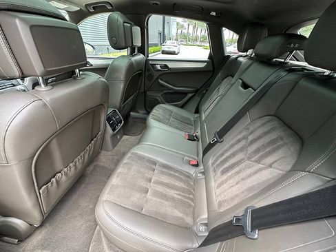 Certified 2018 Porsche Macan AWD/4WD image 37
