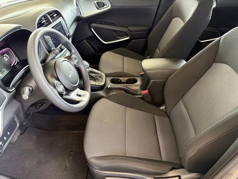 Used 2023 Kia Soul LX FWD image 5