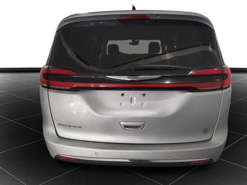 Used 2023 Chrysler Pacifica Touring-L image 4