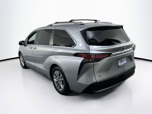 Used 2022 Toyota Sienna Limited image 7