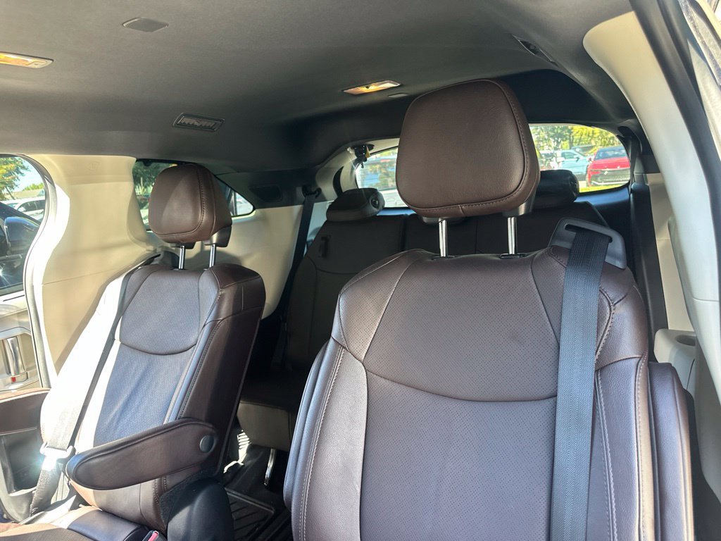Used 2024 Toyota Sienna Platinum FWD image 3