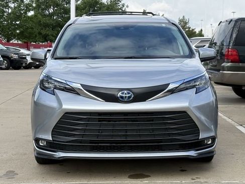 Used 2025 Toyota Sienna XLE FWD image 8