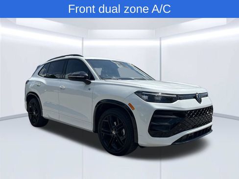 Used 2025 Volkswagen Tiguan SE R-Line FWD image 3