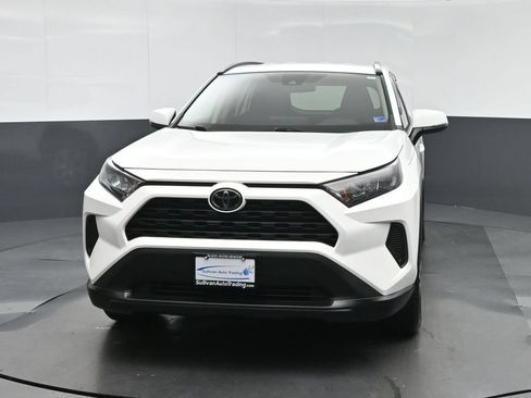 Used 2019 Toyota RAV4 LE FWD image 2