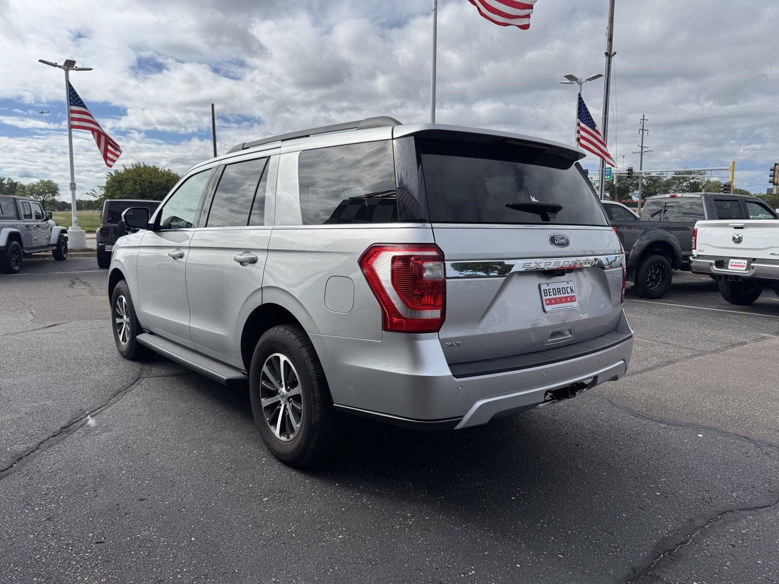 Used 2019 Ford Expedition XLT w/ Equipment Group 201A AWD/4WD image 2